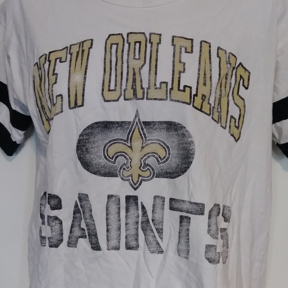 🌺BUNDLE ONLY🌺 New Orleans Saints Tee with Bold Graphics - Picture 3 of 7